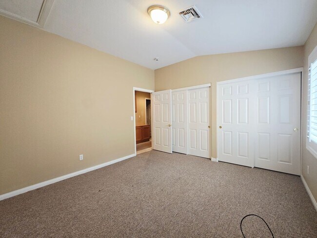 Building Photo - STUNNING 4 BEDROOM WITH MASTER ON 1ST FLOOR IN SEVEN HILLS!!!