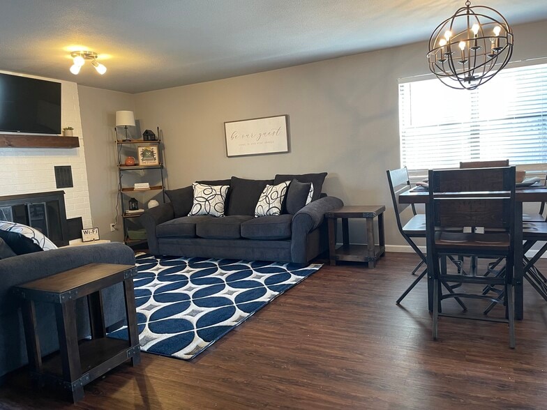 Living - 2300 Oakwood Ave