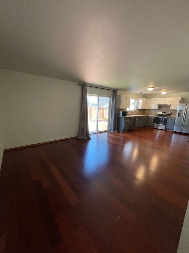 Building Photo - Just in Time for School!!! Beautifully Lan...