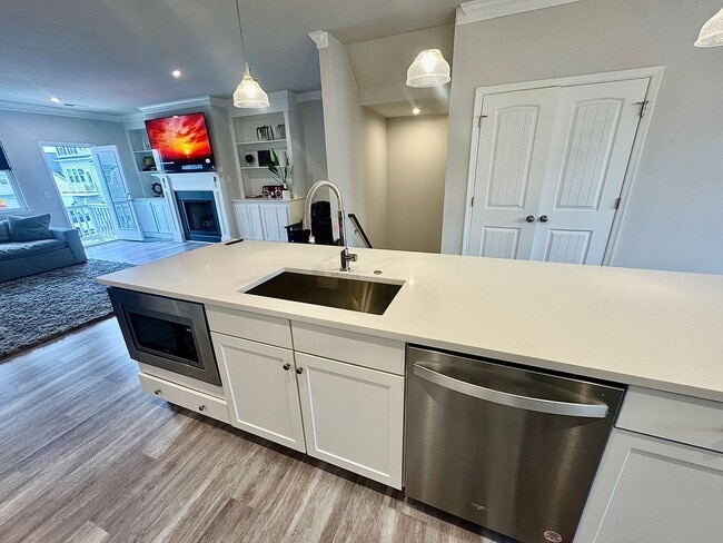 Building Photo - Spacious 3 Bedroom Townhouse