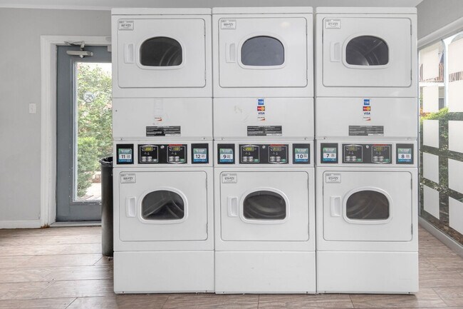 Building Photo - 4307 W Kennedy Blvd