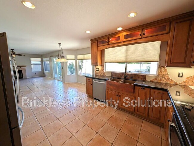 Building Photo - 2340 W Myrtle Dr