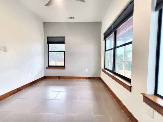 Building Photo - 325 Southwind Rd