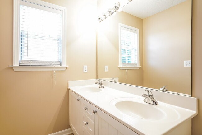 Building Photo - 2000 Persimmon Ridge Dr