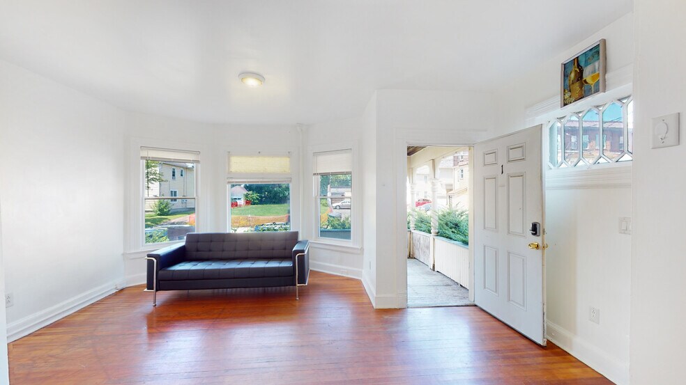 Building Photo - 146 Beethoven St