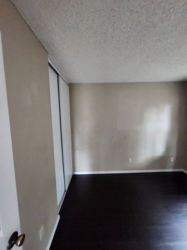 Building Photo - Inviting 3-Bedroom Home