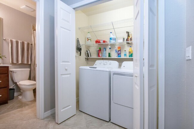 Building Photo - Like new 2BR, 2BA garage condo-Lakewood National