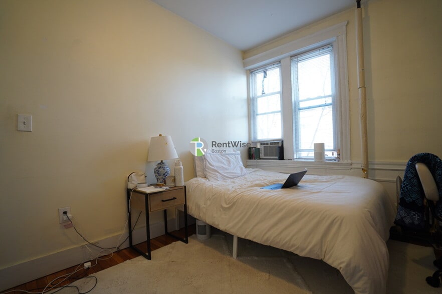 Building Photo - 62 Egmont St