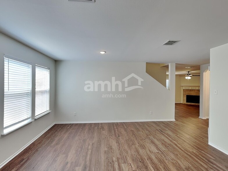 Building Photo - 7919 Oak Pointe