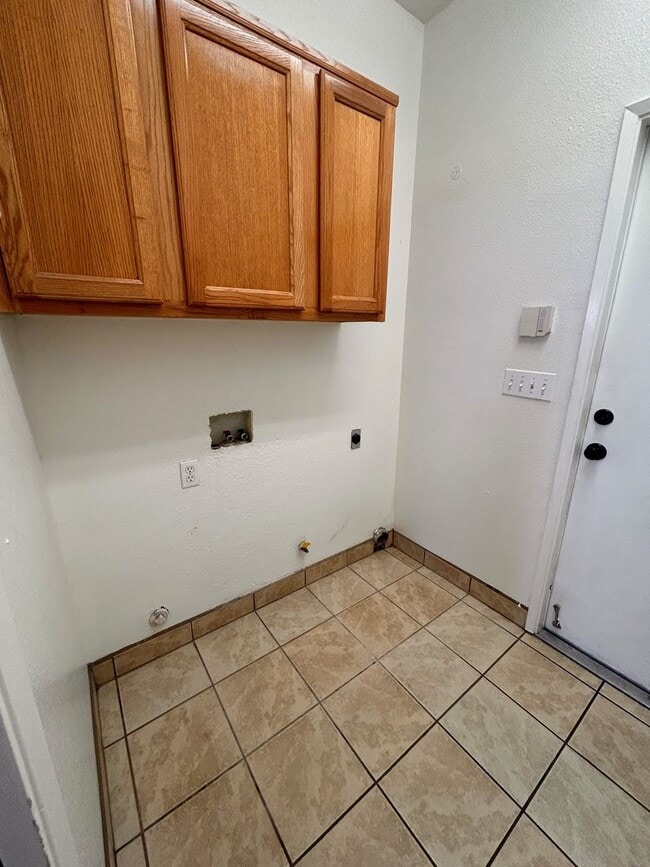 Building Photo - Beautiful home for rent in Visalia!