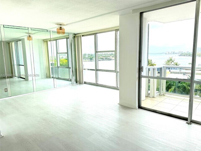 Building Photo - 900 Bay Dr