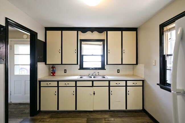 Building Photo - 8 Clarke St