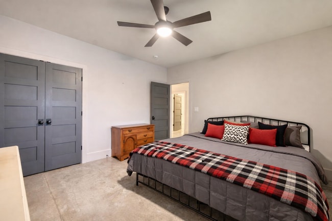 Building Photo - 56 Oak Crescent Cir