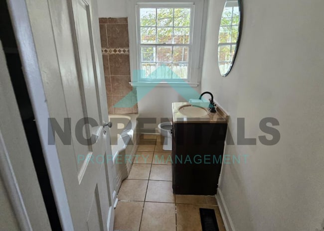 Building Photo - 1006 Panola St