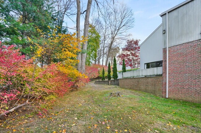 Building Photo - 622 Main St