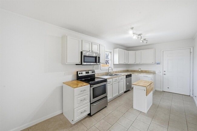 Building Photo - 418 Russell St