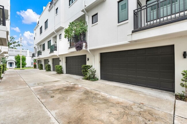 Building Photo - Luxury 2 Bedroom 2.5 Bath Townhome In Down...