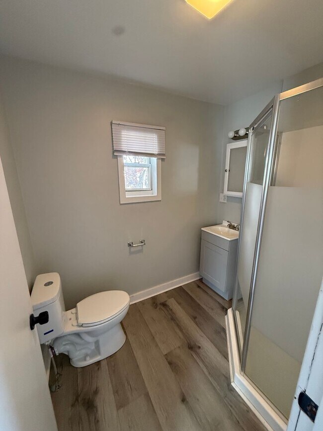 Building Photo - 519 Roup St