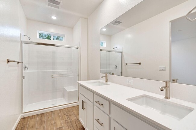 Building Photo - 2143 N Renn Ave