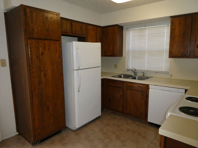 Building Photo - 8705 Pineridge Dr