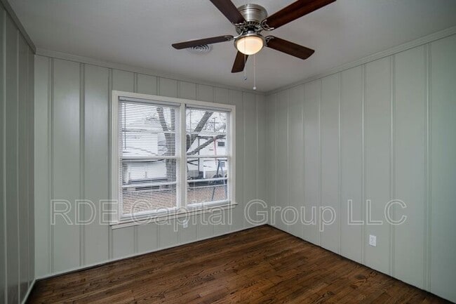 Building Photo - 1209 W Boyce Ave