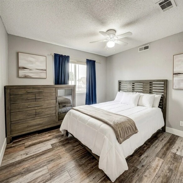 Building Photo - 504 S Laredo Cir