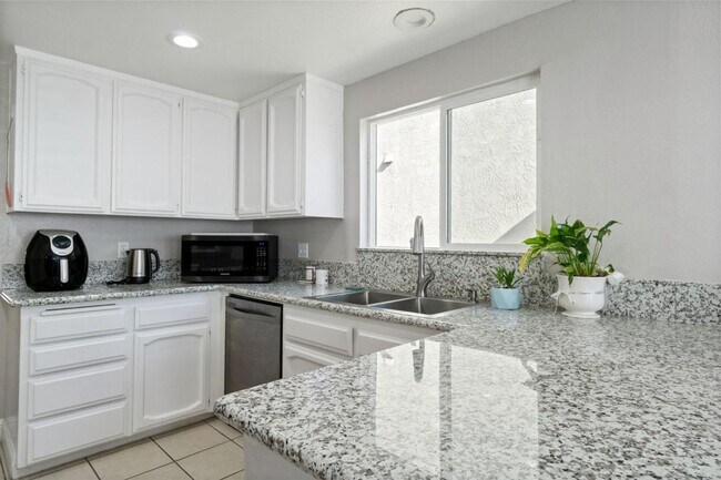 Building Photo - North Fresno 3/2