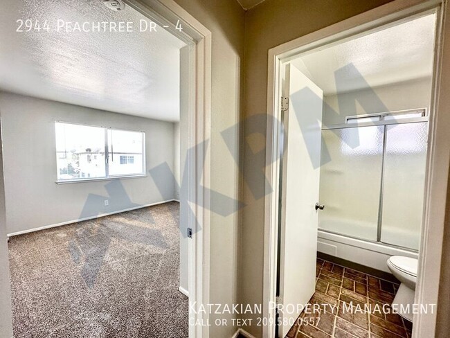 Building Photo - Upstairs 2-Bedroom 1-Bath Louis Park Estat...