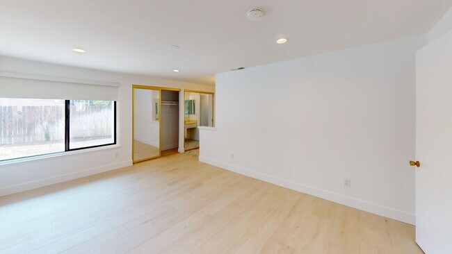 Building Photo - Welcome to your dream home! Single story R...