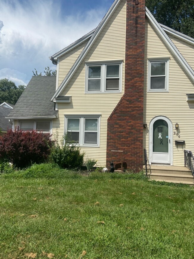 Primary Photo - 906 Elmwood Ave