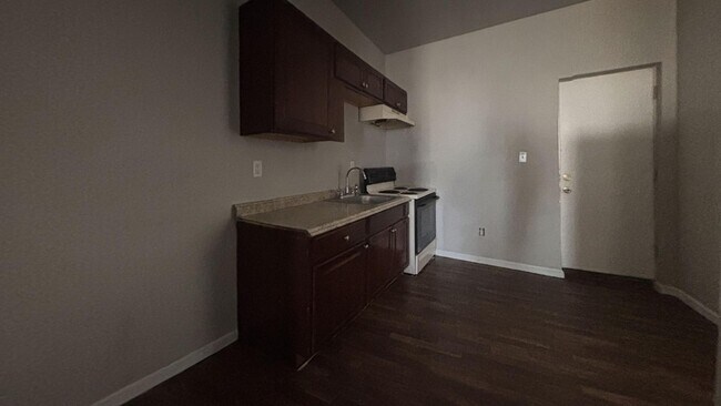 Building Photo - Move-In Ready 3-Bedroom Home with Stylish Hardwood-Style Flooring