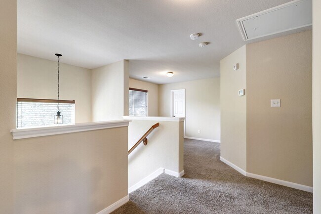 Building Photo - Beautiful 3 Bedroom 2 1/2 in trophy ridge