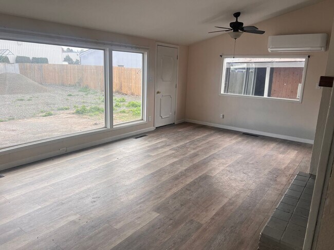 Building Photo - Holiday Move in Special  - $500 Off Rent!!!! 3 bedroom, 1 Bath home - Rare find with a large back...