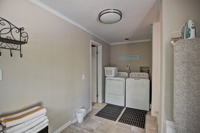 Building Photo - 2885 Duke of Gloucester St