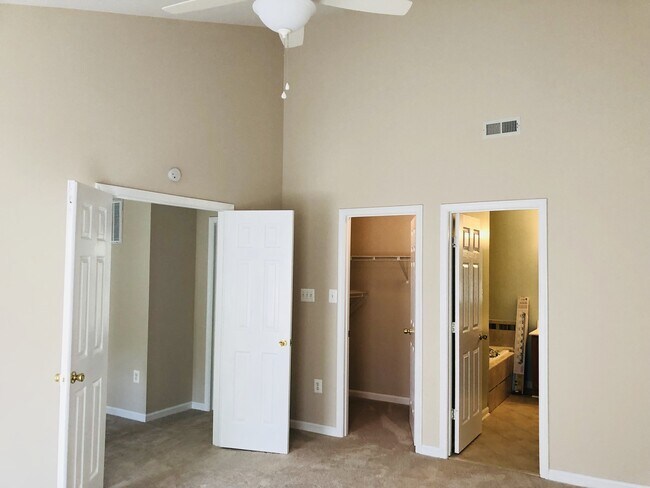 Building Photo - Available NOW!! HOME IN PARK RIDGE