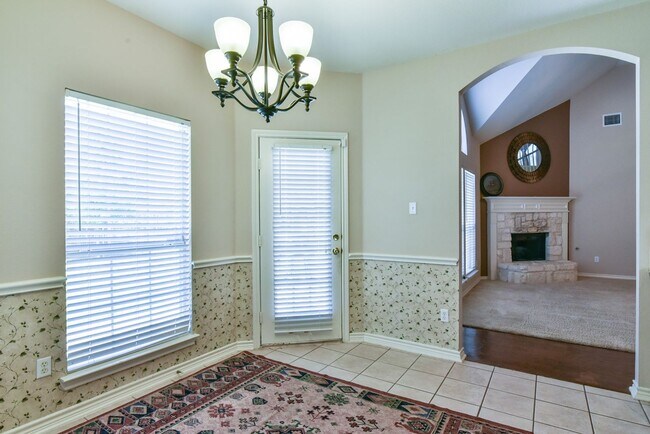 Building Photo - Large Mansfield High Home Centrally Located