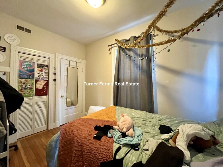 Building Photo - 122 Calumet St