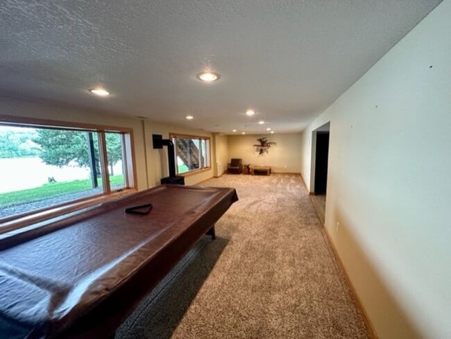 Building Photo - 6 bedroom, 4.5 bath Whitefish chain, 12 mo...