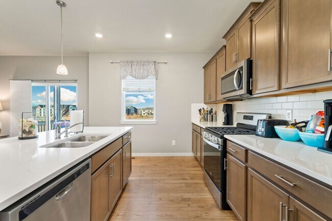 Building Photo - 4 Bedroom Overlooking Orchard in Windsor