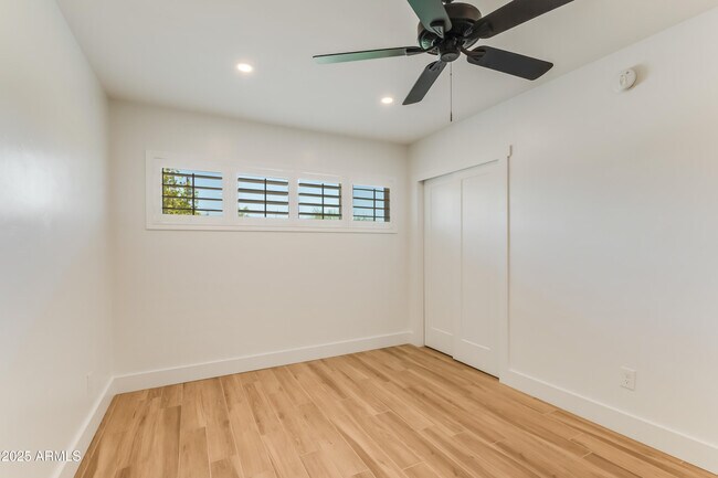 Building Photo - 1028 E Manzanita Dr