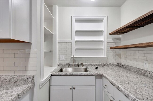 Building Photo - 2 BED / 1 BATH HOUSE NEAR CAMPUS W/ CHARMI...