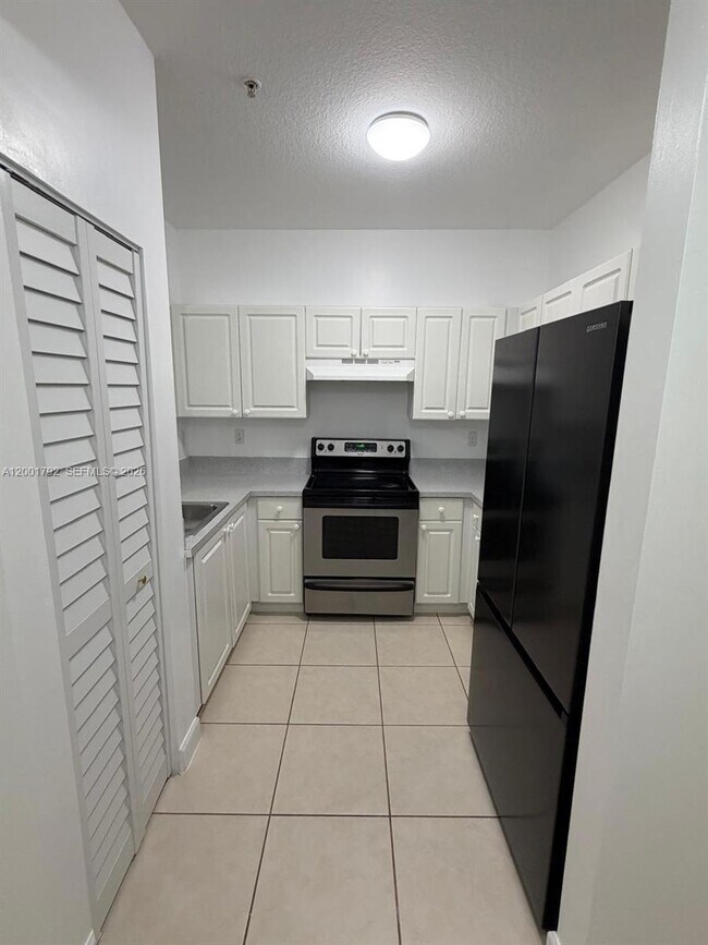 Building Photo - 1300 NE 109th St