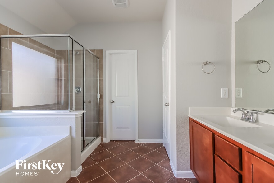 Building Photo - 240 Country Crossing Cir