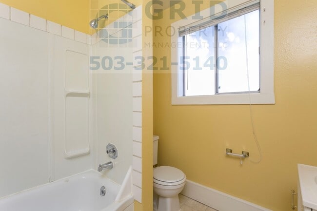 Building Photo - Charming 2 Bedroom Apartment Available in Milwaukie - Private Fenced-In Yard!