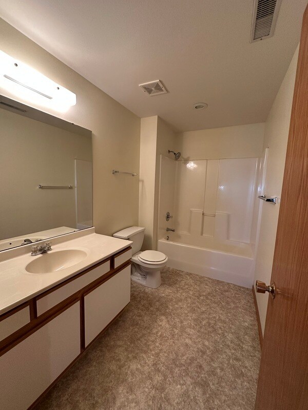 Building Photo - 6601 Creekside Dr NE
