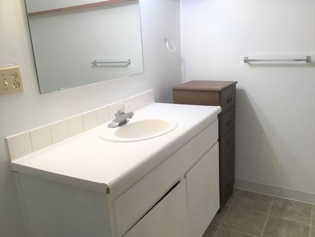 Building Photo - Spacious Milwaukie Studio