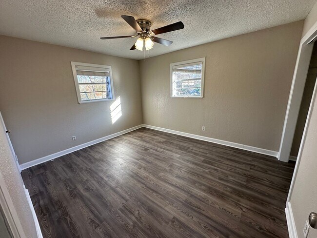 Building Photo - 1921 N Carlyle Ave