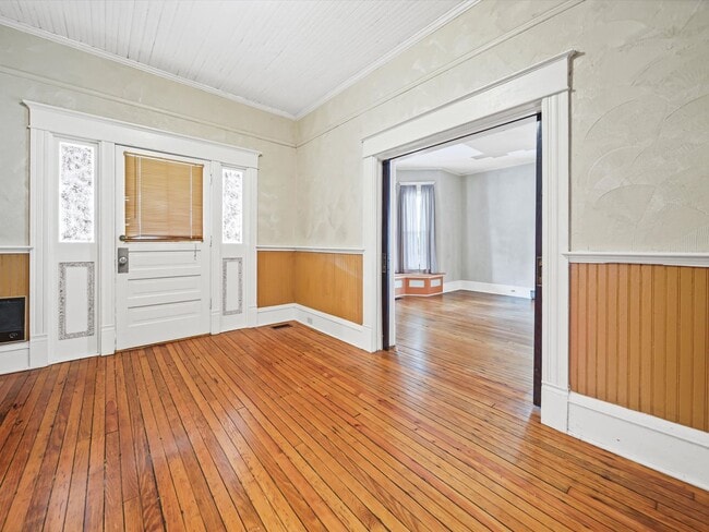 Building Photo - 4 Bedroom/2 Bath Home for Rent