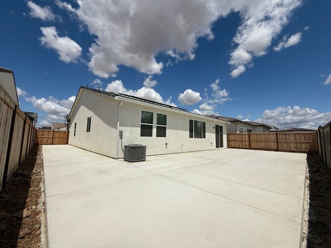Building Photo - 3 bedroom, 2 bathroom home located in the vibrant community of Madera, CA