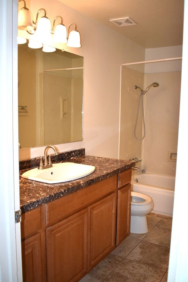 Building Photo - Woodstock Green Townhome unit with a commu...